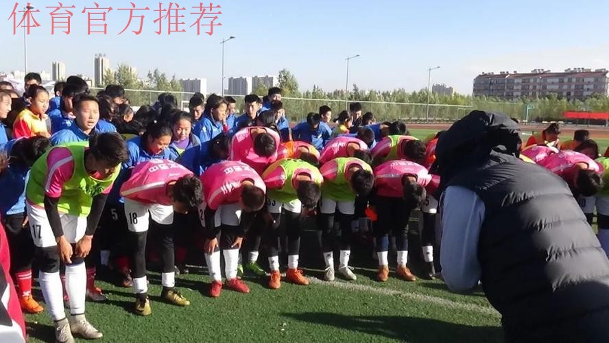 管道桥下的青少年足球俱乐部 迎来了中国足球名宿辅导团 管道桥下的青少年足球俱乐部 迎来了中国足球名宿辅导团